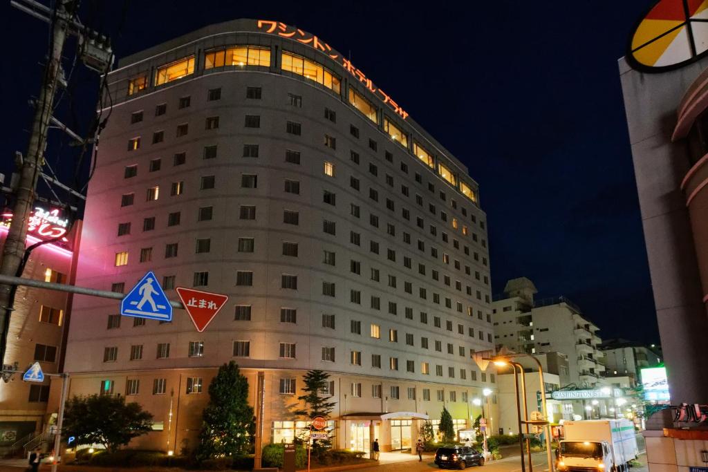 Kumamoto Washington Hotel Plaza في كوماموتو: مبنى كبير عليه لافته