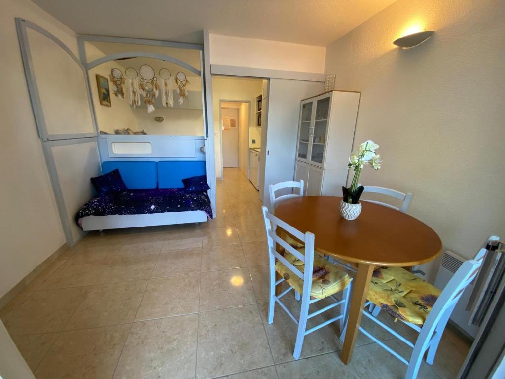 a small dining room with a table and chairs at Joli studio climatisé au Port de Hyères - Proche Plages et Commerces - Linge de maison fourni in Hyères