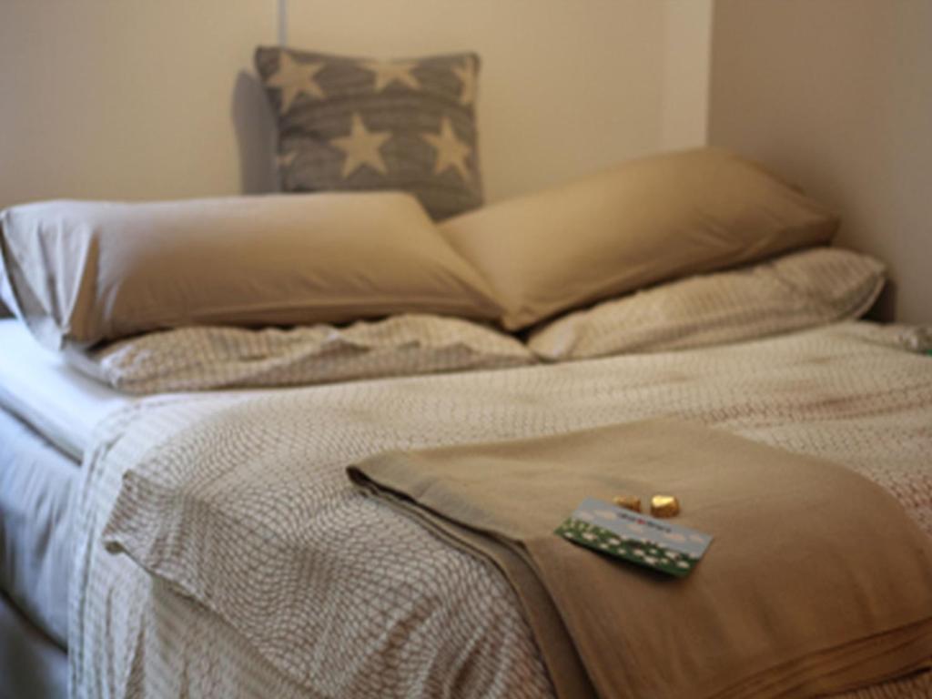 una cama con control remoto encima en Ferienwohnung DER INSULANER en Lindau