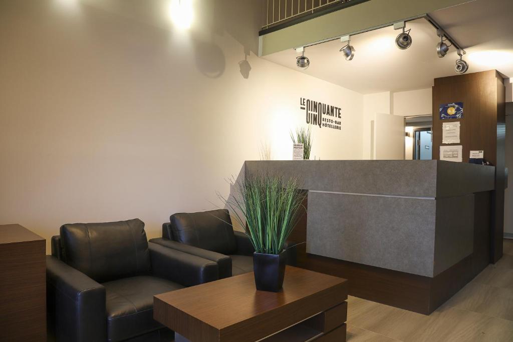 une salle d'attente avec un canapé et une table dans l'établissement Complexe Hotelier Le 55, à Bécancour