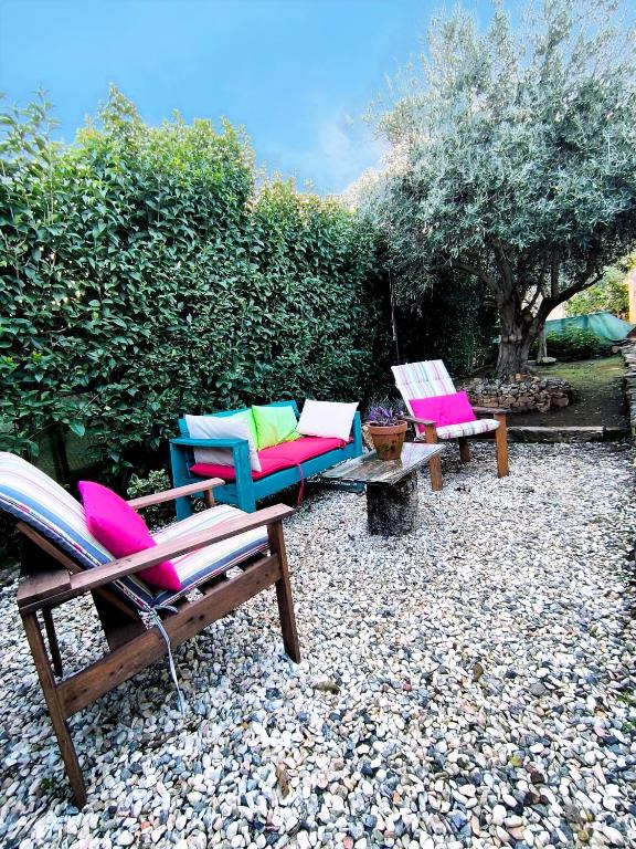 a group of chairs and tables in a yard at Apartamento El Olivar de Cáceres in Cáceres