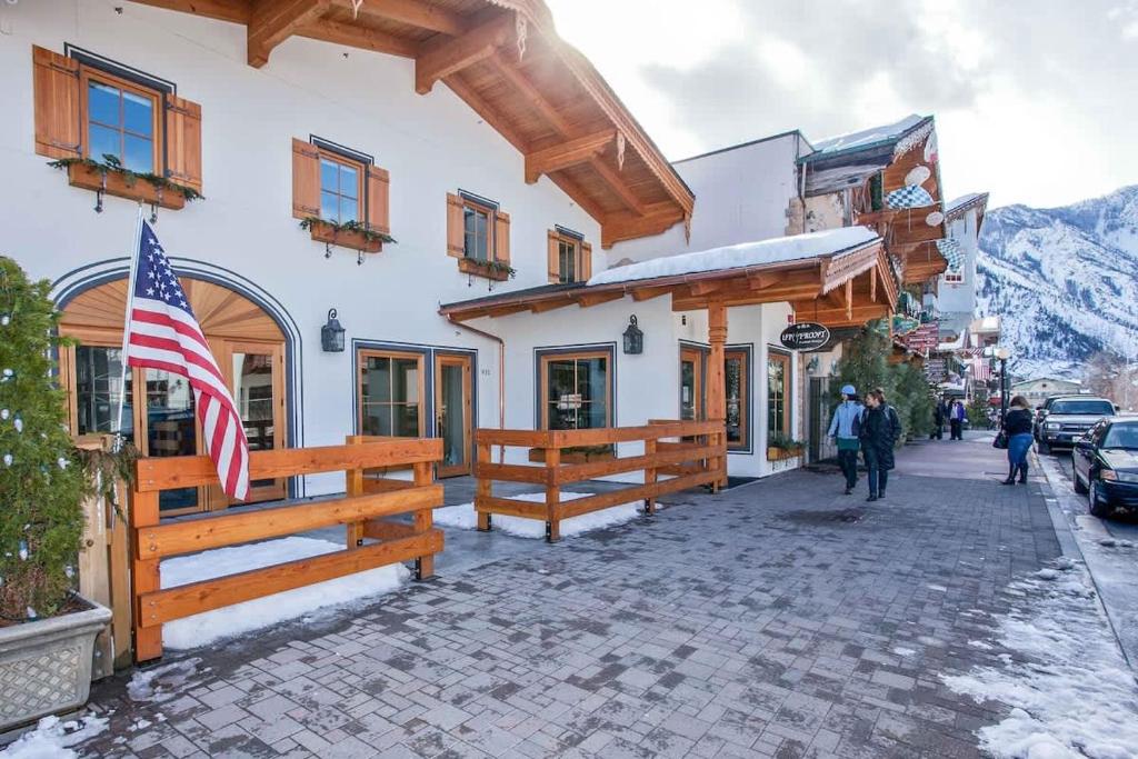a building with an american flag on a street at Annapurna - Alice Lodging in Leavenworth