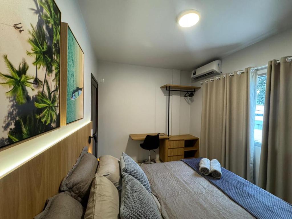 a bedroom with a bed and a couch and a window at Studio UNI 15 - Unipar, Lago e Shopping in Toledo
