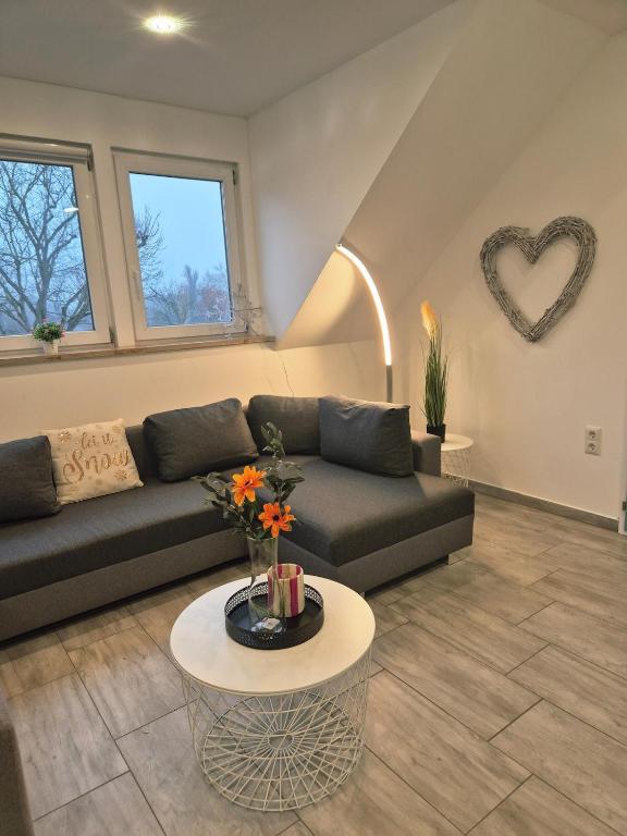 a living room with a couch and a table at Tündérkert Tündérfészek Vendégház in Sződliget