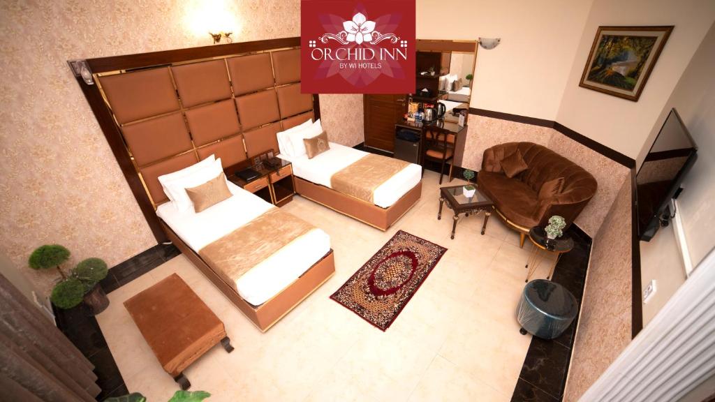 Draufsicht auf ein Hotelzimmer mit Schlafzimmer in der Unterkunft Orchid Inn by WIH in Karatschi