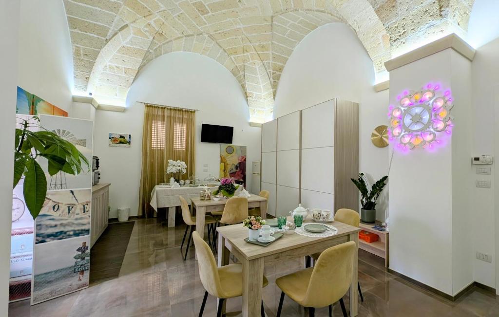 a dining room with a table and chairs at B&B Civico 11 in Veglie