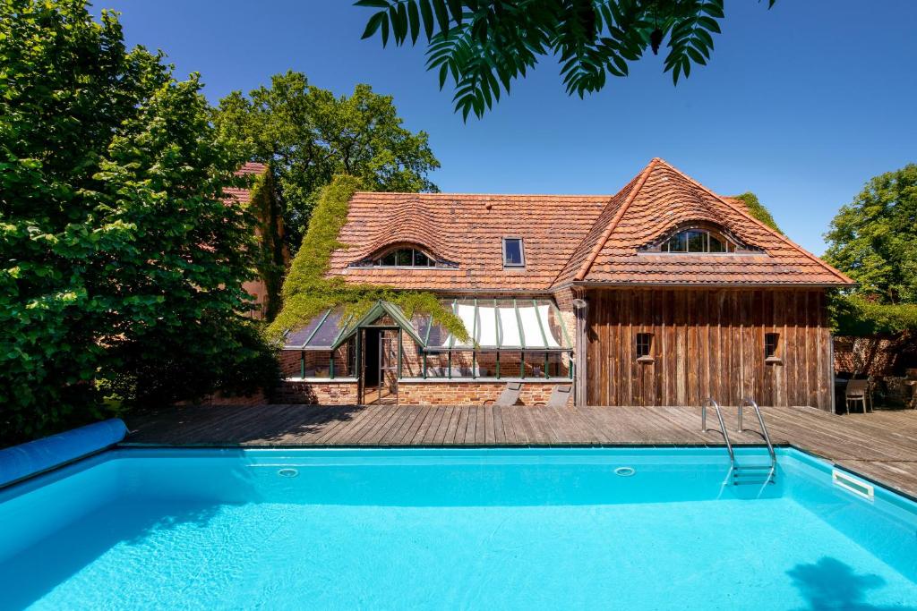 an image of a house with a swimming pool at Feriengut Welzin in Welzin