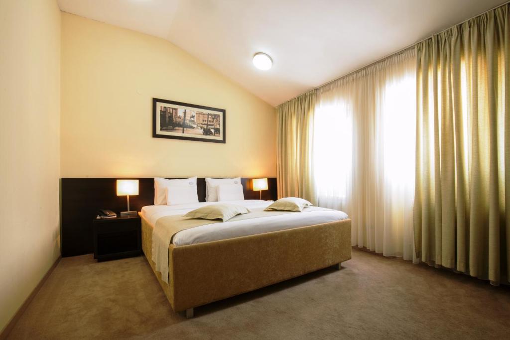 Postel nebo postele na pokoji v ubytování Garni Hotel Nevski