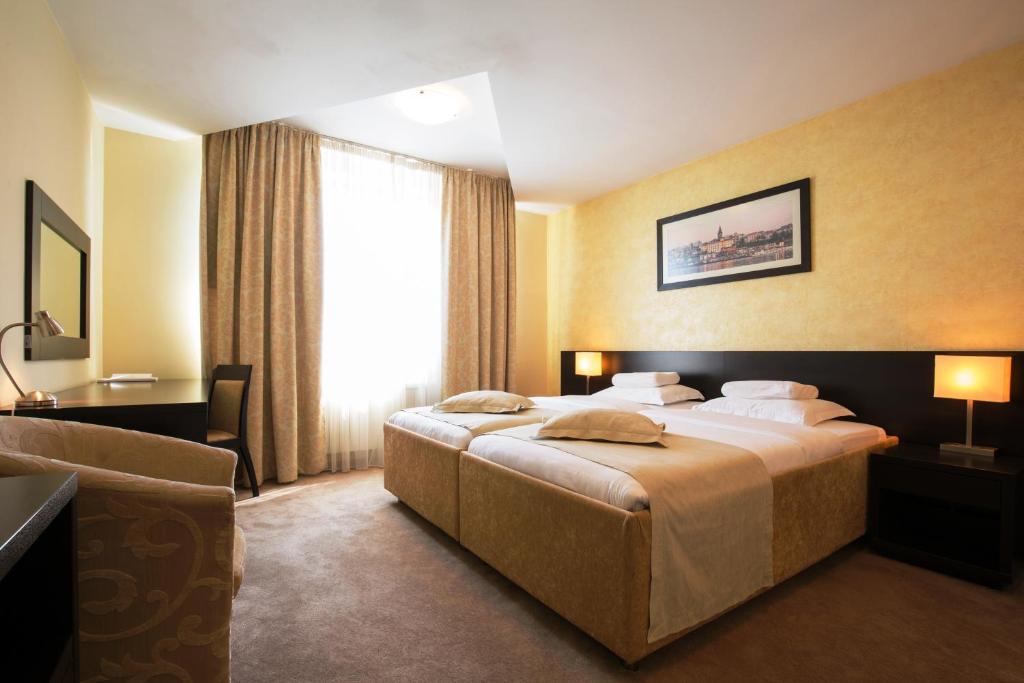 Postel nebo postele na pokoji v ubytování Garni Hotel Nevski