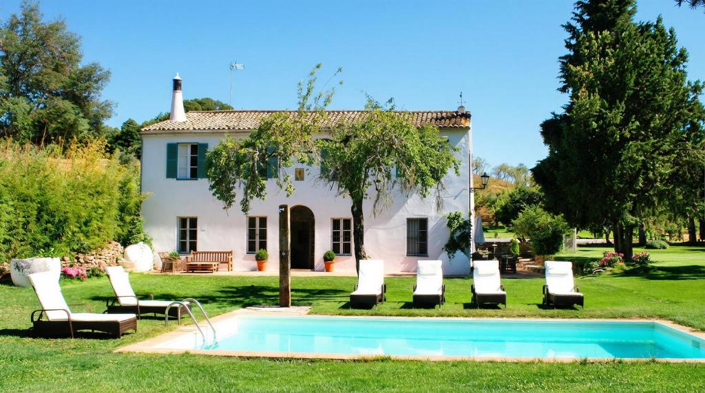 a house with a swimming pool in the yard at La Escribana in Constantina