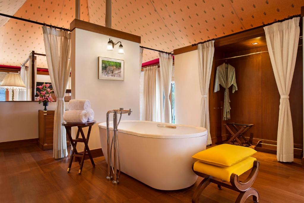Postel nebo postele na pokoji v ubytování The Oberoi Sukhvilas Spa Resort, New Chandigarh
