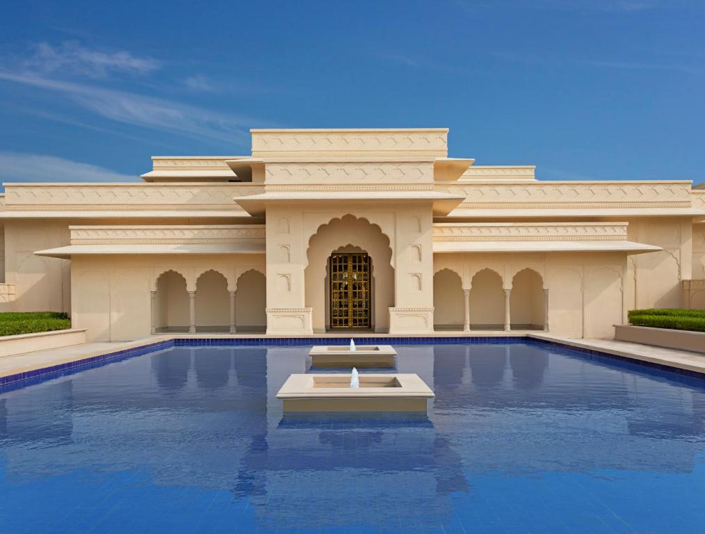 Bazén v ubytování The Oberoi Sukhvilas Spa Resort, New Chandigarh nebo v jeho okolí