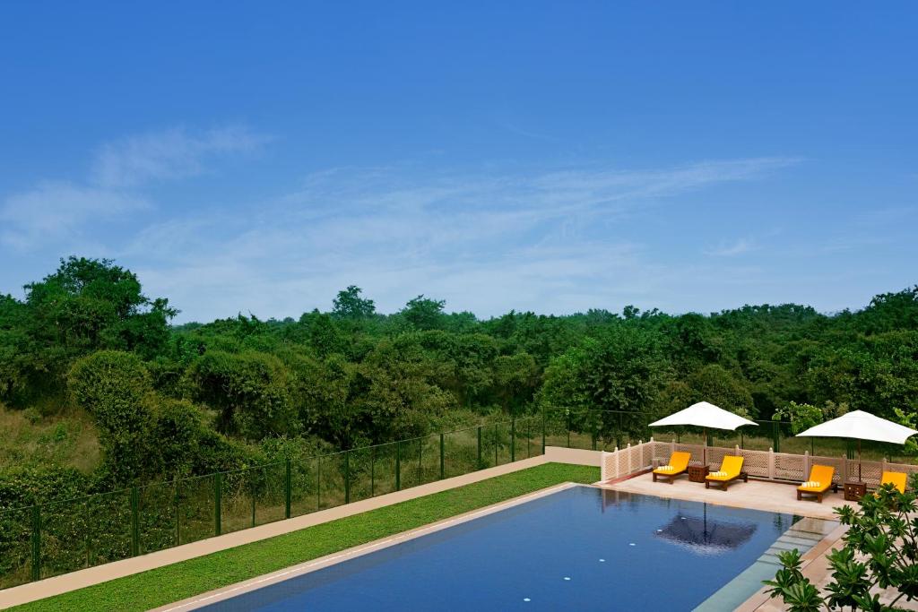 Bazén v ubytování The Oberoi Sukhvilas Spa Resort, New Chandigarh nebo v jeho okolí