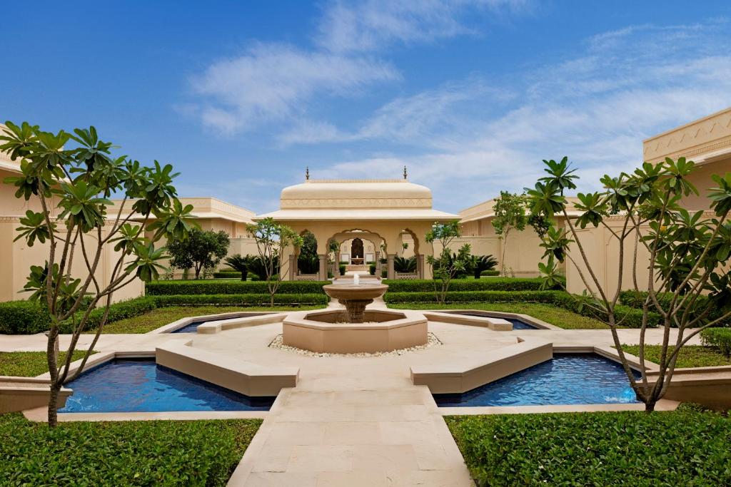 a building with a fountain in the middle of a yard at The Oberoi Sukhvilas Spa Resort, New Chandigarh in Chandīgarh