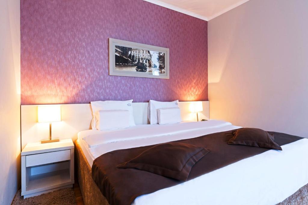 Postel nebo postele na pokoji v ubytování Garni Hotel Nevski