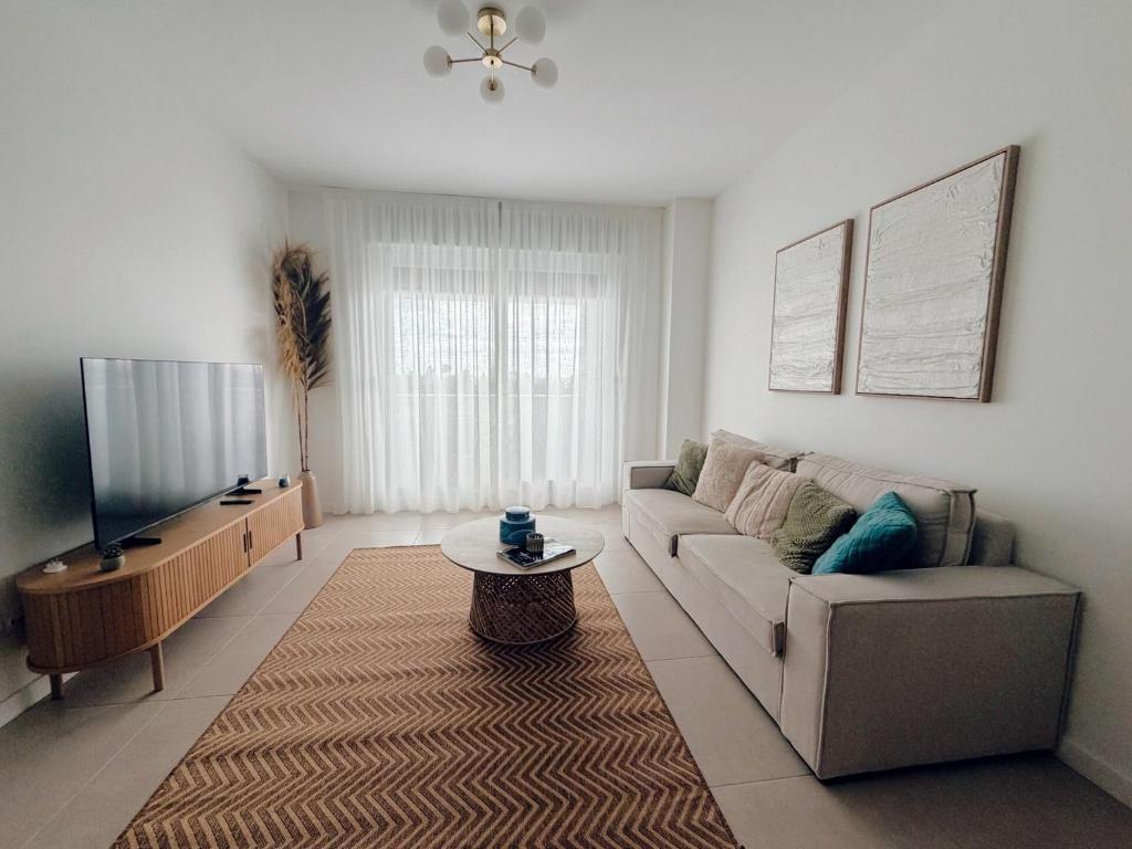 Elegant apartment with pool and parking by beBalmy