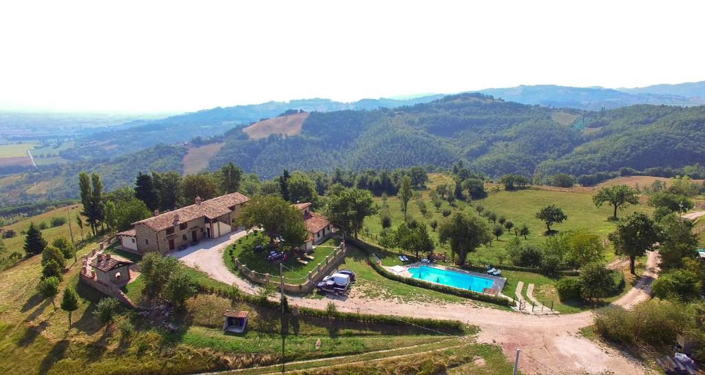 una vista aérea de una casa y una piscina en Agriturismo Casanova, en Gubbio