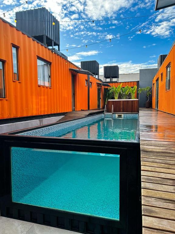 a swimming pool on the roof of a building at ECOLETRAS LOFT CONTAINER - SÃO THOMÉ DAS LETRAS Mg in São Thomé das Letras