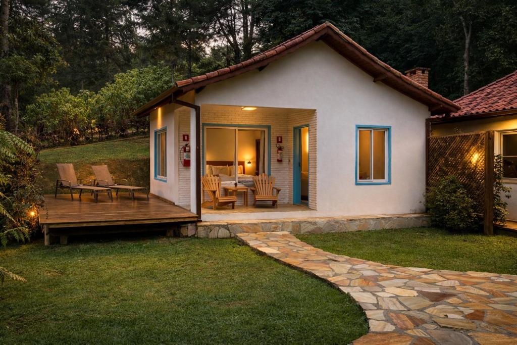 a small house with a porch and a deck at Pousada Águas do Alto in São Francisco Xavier