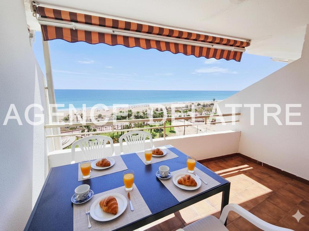 Appartement en bord de mer avec parking et piscine