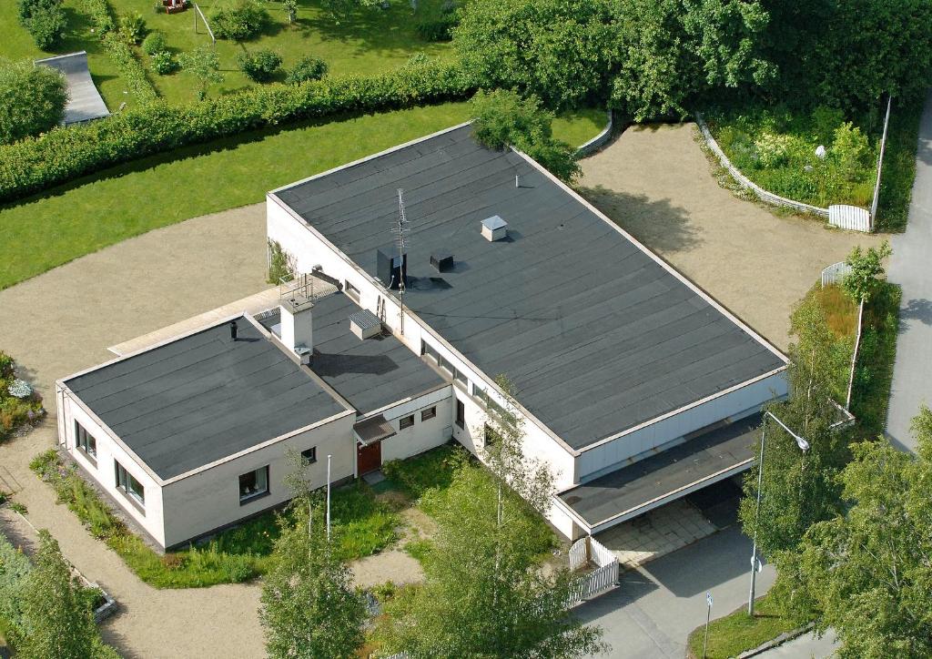una vista aérea de una casa con techo de metal en Gasthaus Mikkeli, en Mikkeli