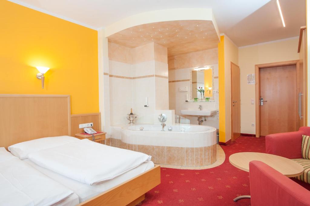 Posteľ alebo postele v izbe v ubytovaní Hotel zur Post