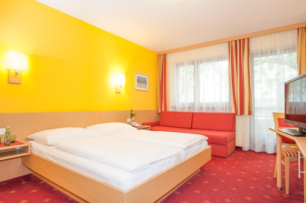 Posteľ alebo postele v izbe v ubytovaní Hotel zur Post