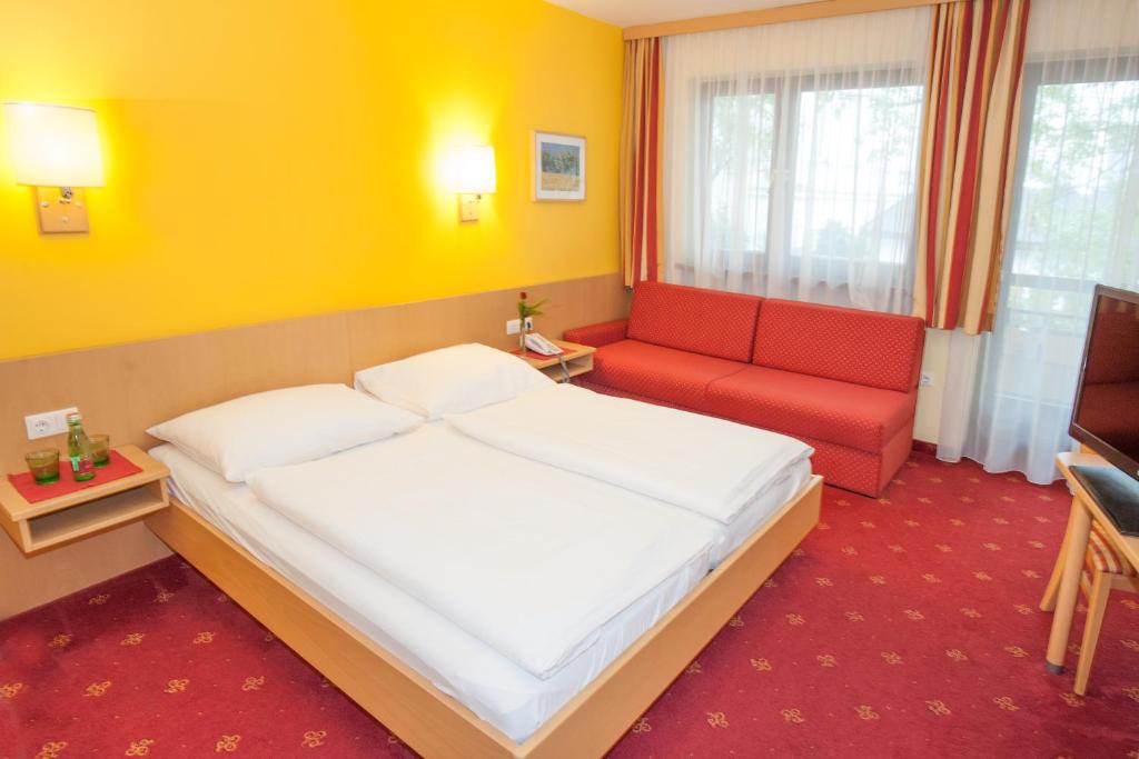 Posteľ alebo postele v izbe v ubytovaní Hotel zur Post