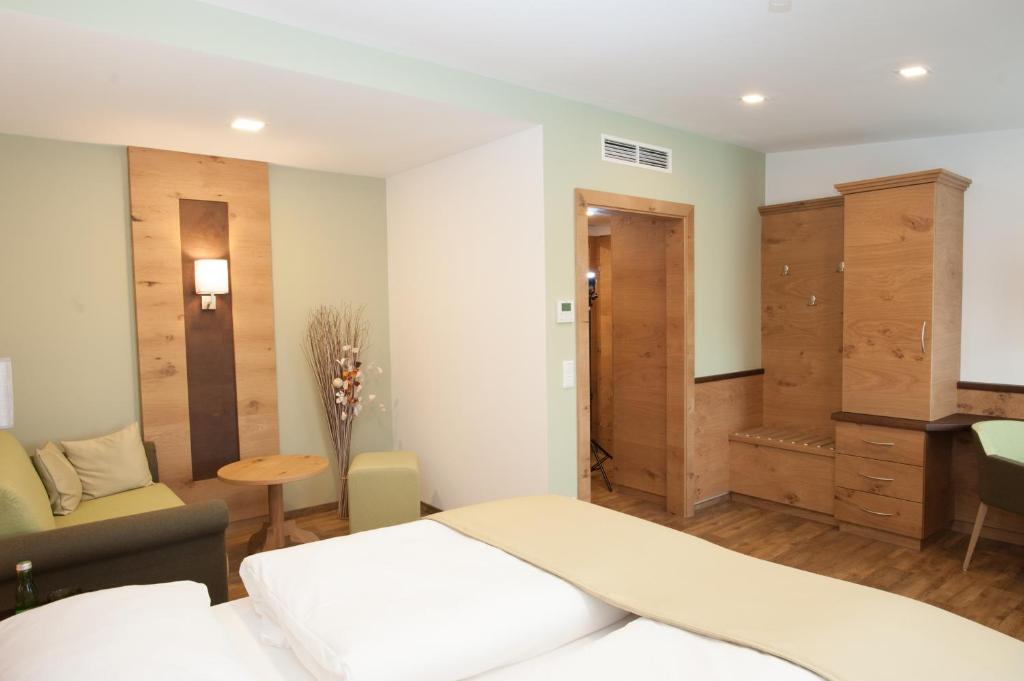 Posteľ alebo postele v izbe v ubytovaní Hotel zur Post