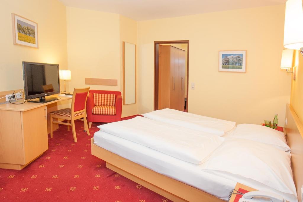 Posteľ alebo postele v izbe v ubytovaní Hotel zur Post