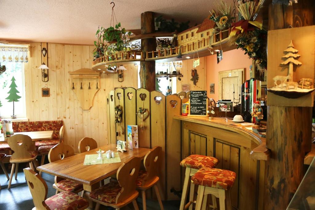 Lounge nebo bar v ubytování Gaststätte & Pension Waldquell
