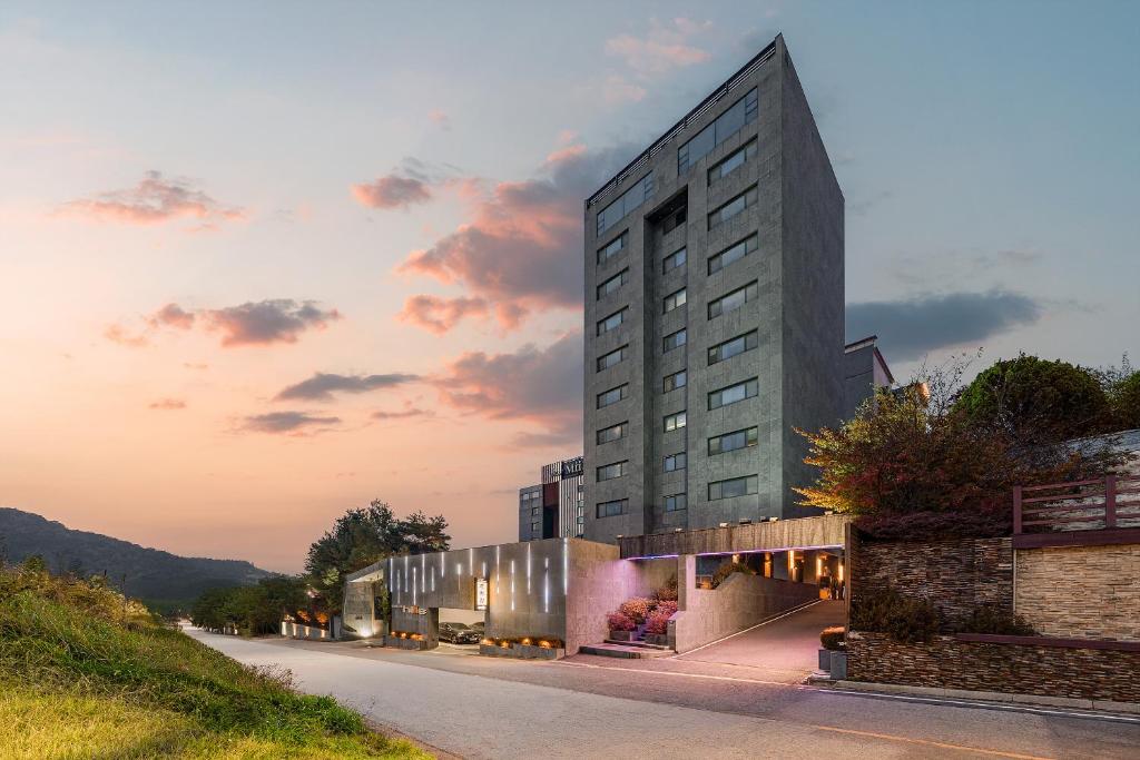 a tall building on the side of a road at Hotel Hills in Paju