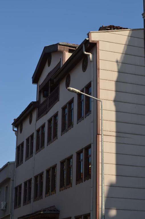 un edificio con una luz de la calle delante de él en Atlas Otel en Bursa