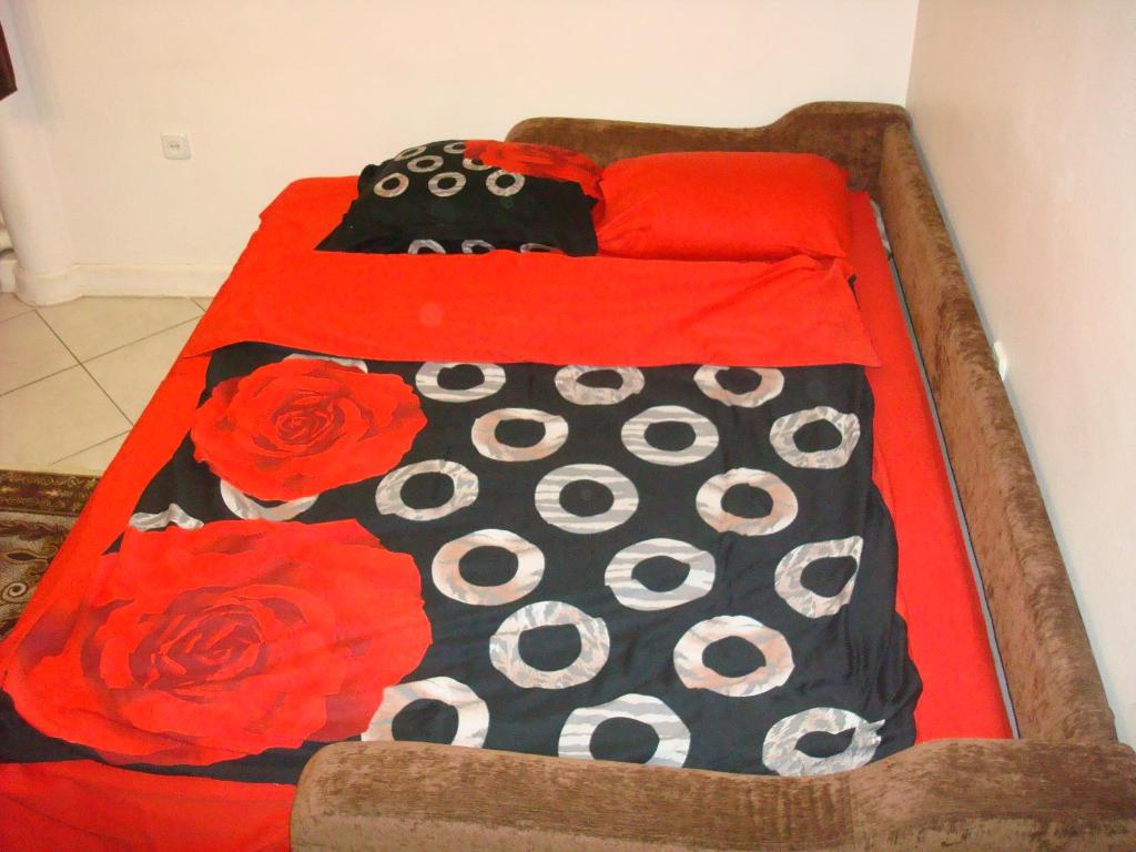 uma cama com dois lençóis e duas rosas vermelhas em Apartment on Privokzalnaya 2/1 em Vinnytsya