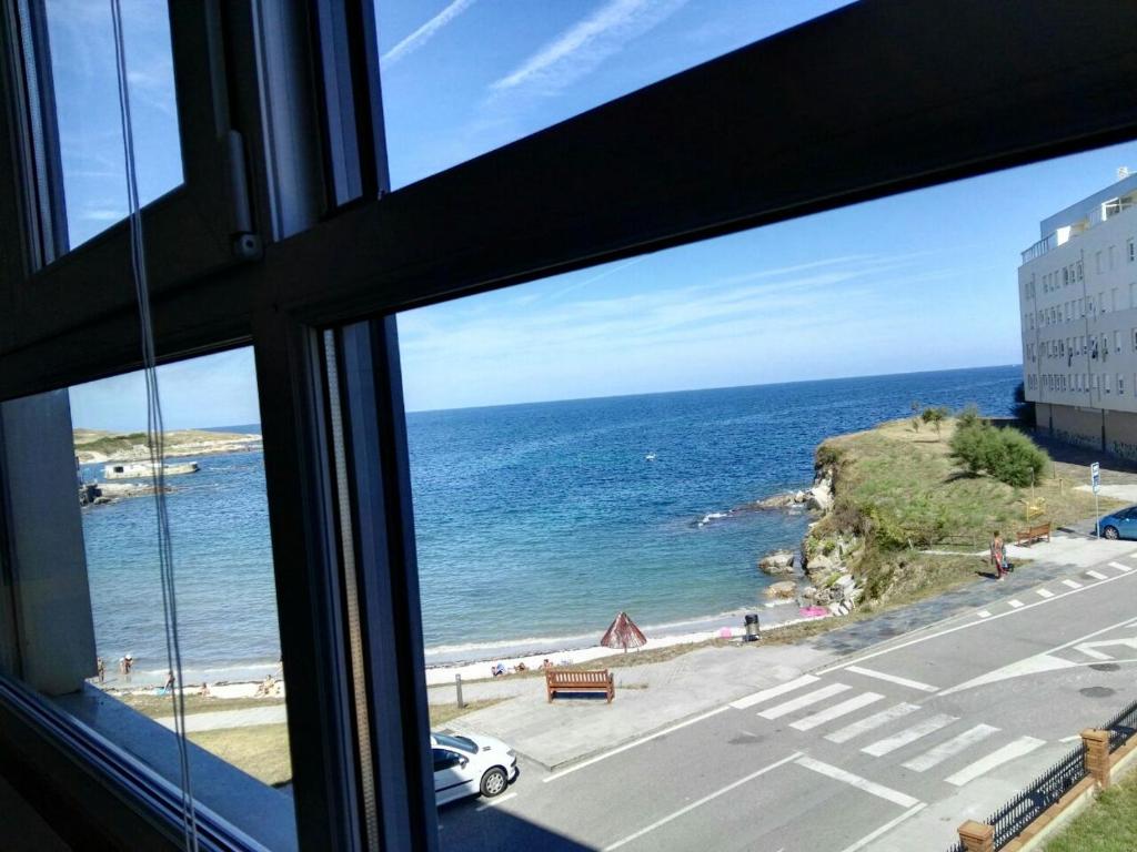 una ventana con vistas al océano en San Ciprián Playa y Mar by I Love Norte, en San Ciprián