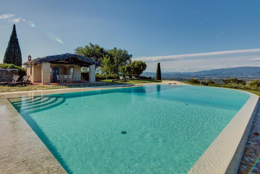 una grande piscina con gazebo di Villa Agazzi by PosarelliVillas a San Zeno