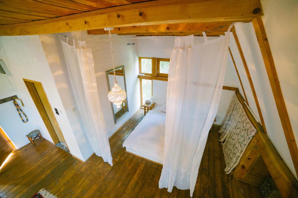 Postel nebo postele na pokoji v ubytování Herzegovina Lodges Boracko Jezero