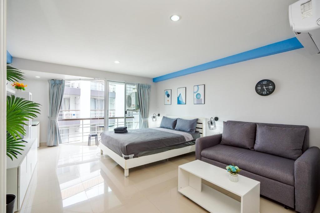 a bedroom with a bed and a couch at Hua Hin Condo B - Maysa & Hin Nam in Hua Hin