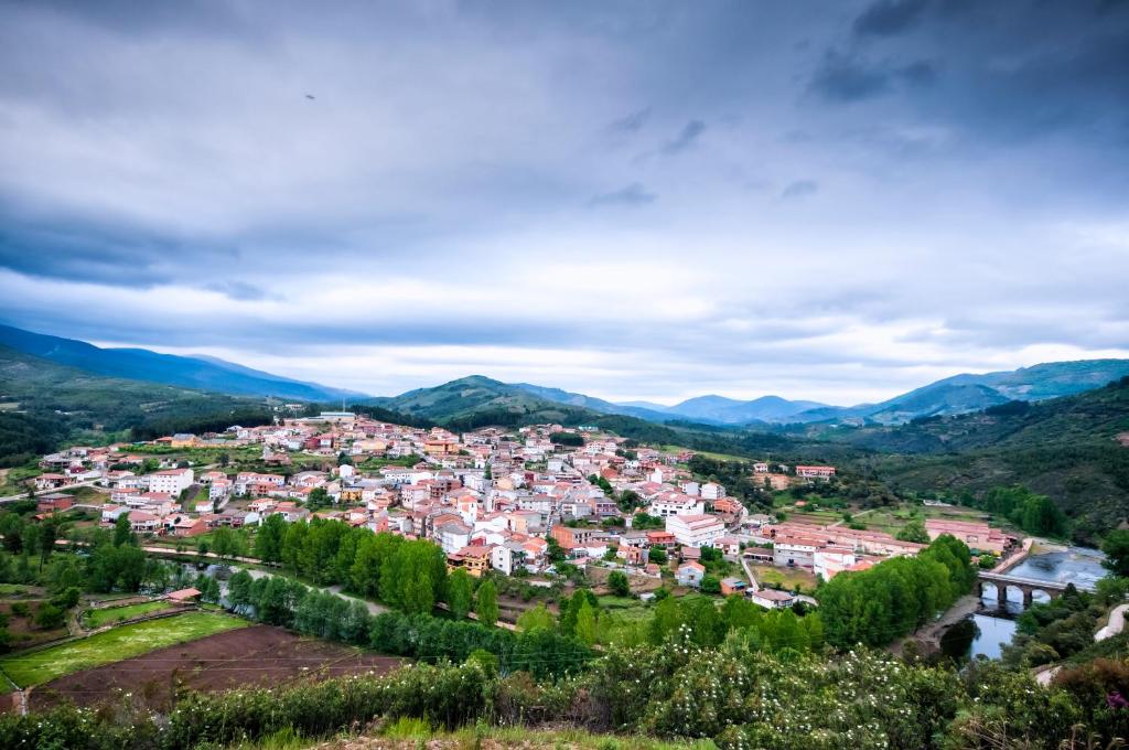 a view of a town in the mountains at Casa Rural El Corralino in Caminomorisco