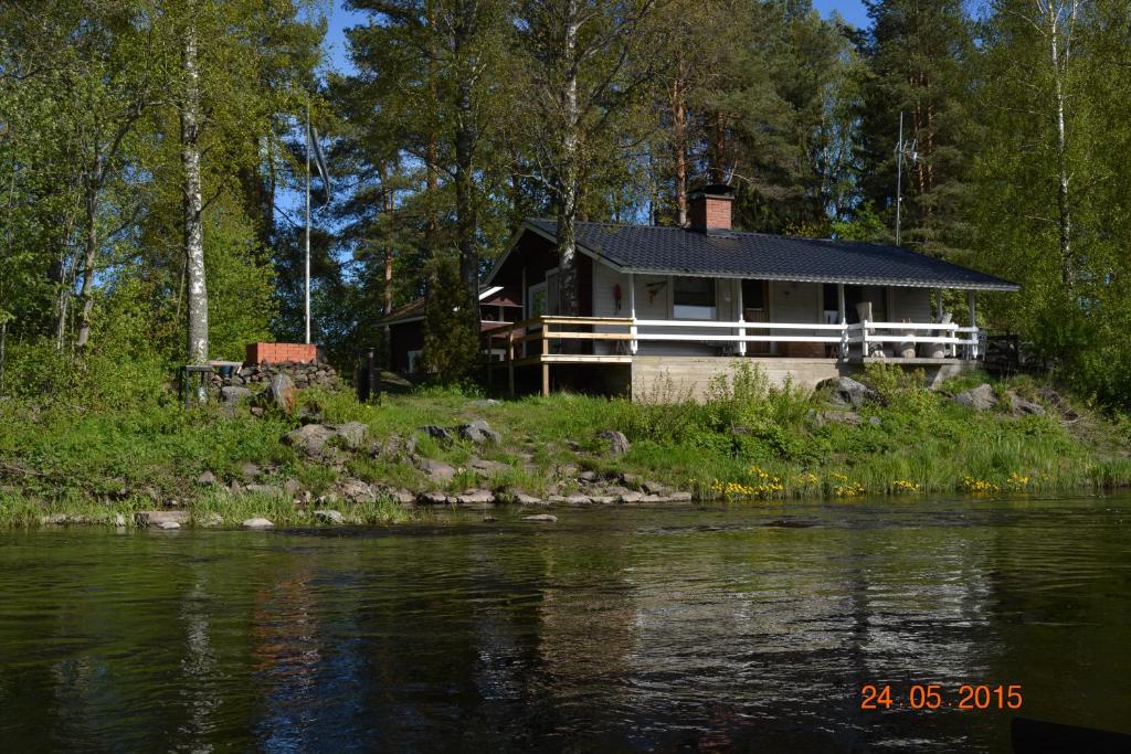 una casa sul lato di un fiume di Purolomat a Merikarvia