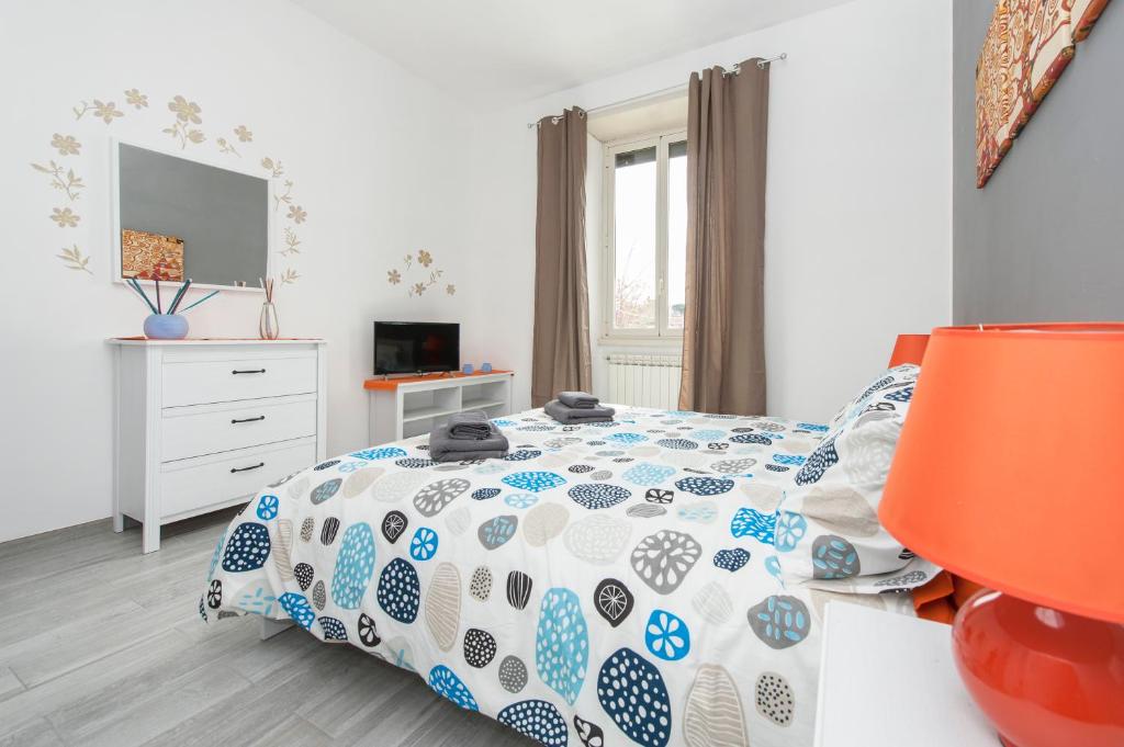 ein Schlafzimmer mit einem Bett und einer Kommode in der Unterkunft Lilli Home Holidays in Rom