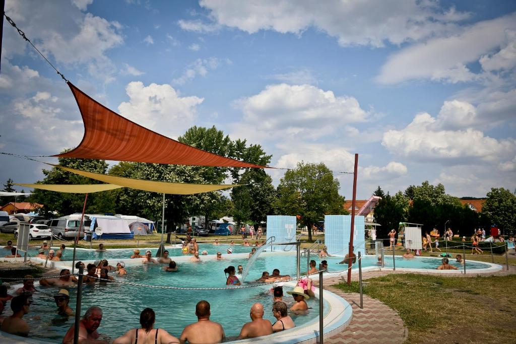 Bazén v ubytování Rajna VillaBridge&SPA nebo v jeho okolí