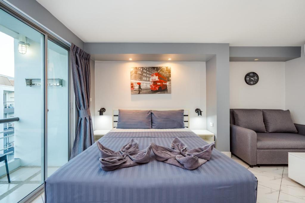 a bedroom with a large bed and a couch at Hua Hin Condo D - Maysa & Hin Nam in Hua Hin