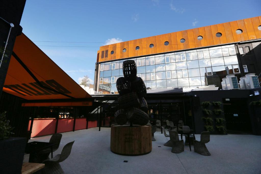 une statue assise devant un bâtiment dans l'établissement Bullitt Hotel, à Belfast