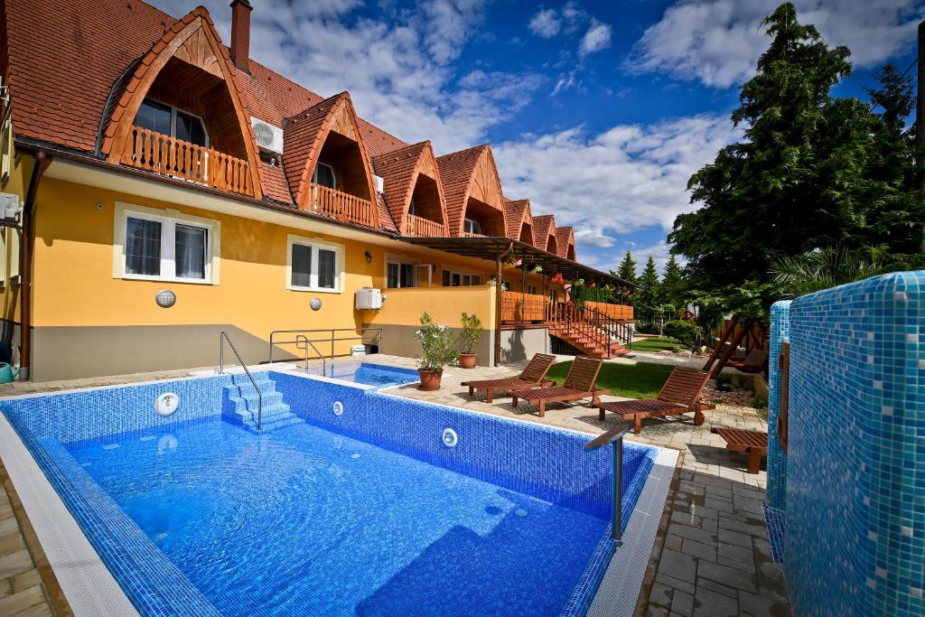 Bazén v ubytování Rajna VillaBridge&SPA nebo v jeho okolí