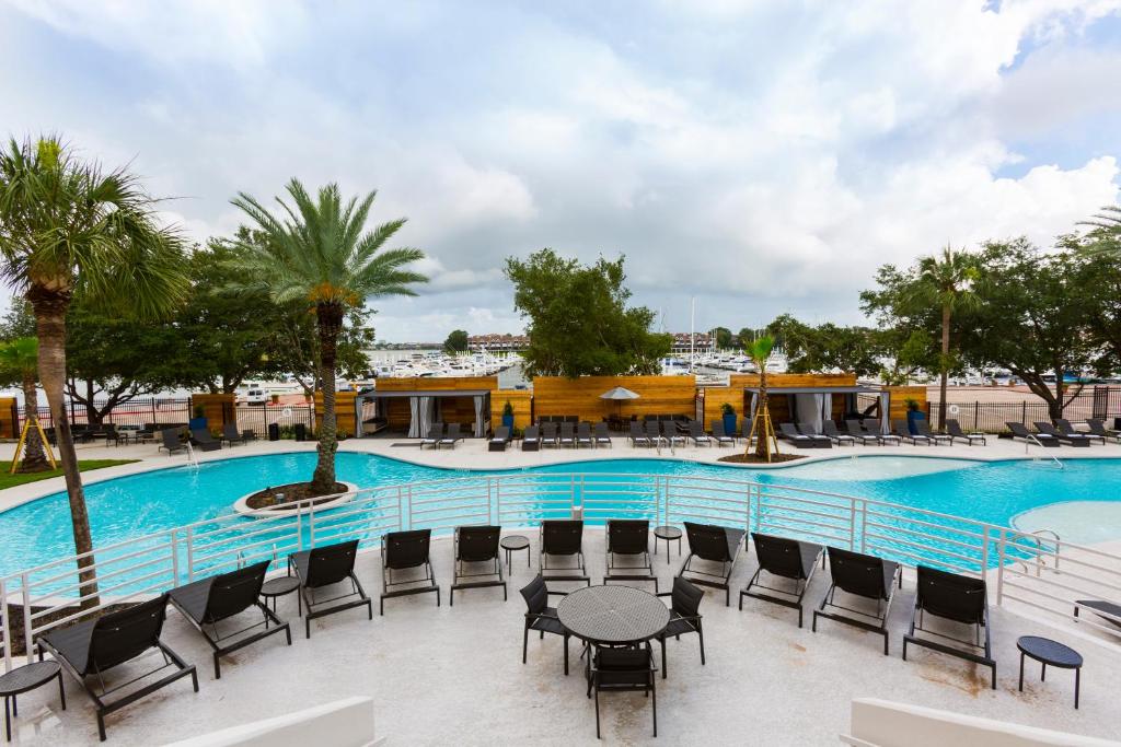 Бассейн в South Shore Harbour Resort and Conference Center или поблизости