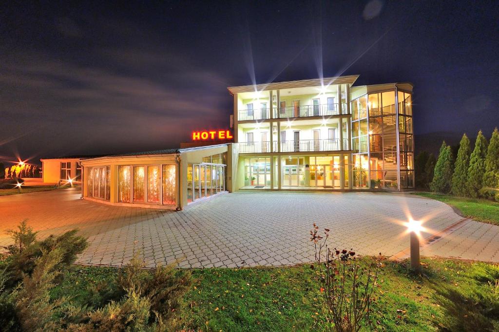 un hotel con un letrero de neón delante de él en Hotel Dragović Smederevo en Smederevo