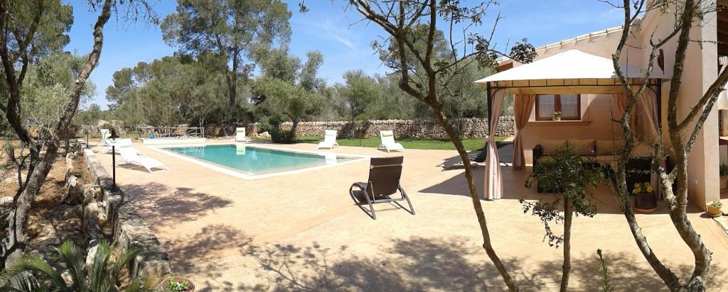 una casa con piscina en un patio en Ca'n Fosquet, en Llucmajor