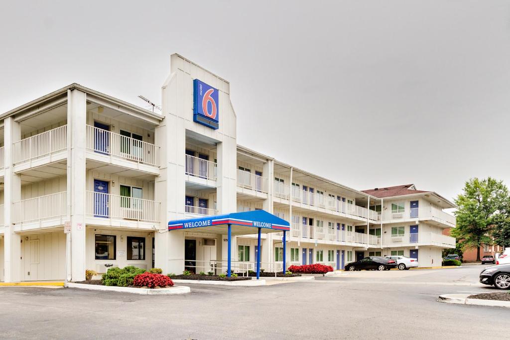 a hotel with a sign on the front of it at Motel 6-Linthicum Heights, MD - BWI Airport in Linthicum Heights