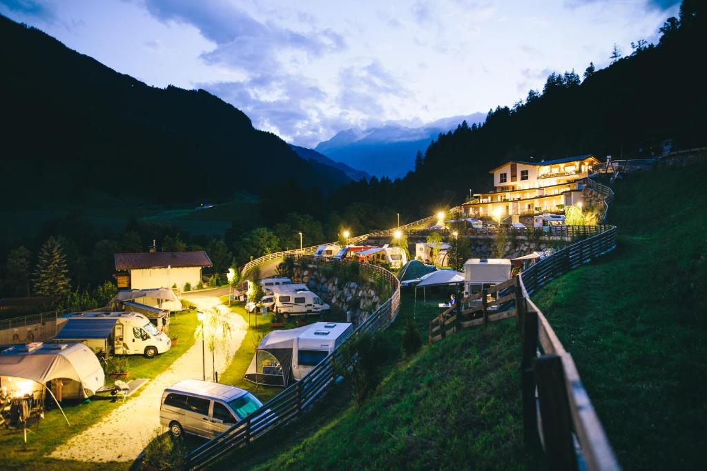 een groep auto's geparkeerd op een parkeerplaats 's nachts bij Camping Zögghof in San Leonardo in Passiria